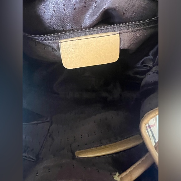 🔥 Stunning Burberry Check Backpack - Iconic Style & Luxury! 🔥 - Picture 11 of 13